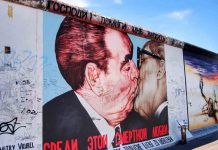 Qué ver en Berlín en 3 días que_ver_en_berlin_en_3_dias_beso_entre_hermanos
